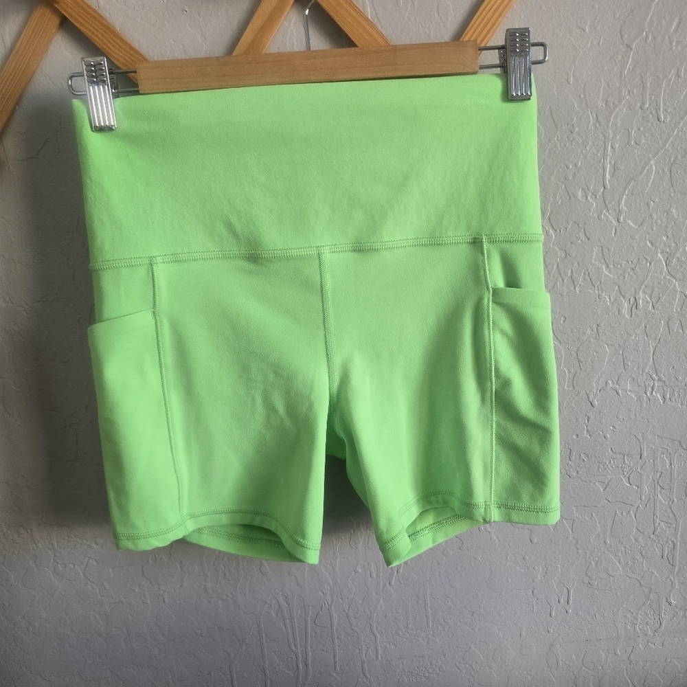 Athleta salutation stash pocket II 5” shorts size S